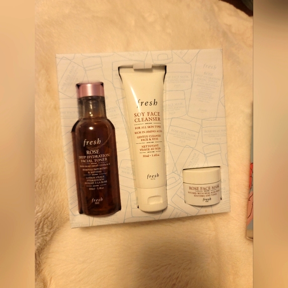 Fresh hydration skincare gift set - Picture 2 of 2